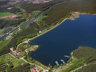 Der Wasserspiegel im Main-Donau-Kanal liegt etwa 7m höher als im Rothsee. Das Kraftwerk nutzt diesen Höhenunterschied zur Stromerzeugung.